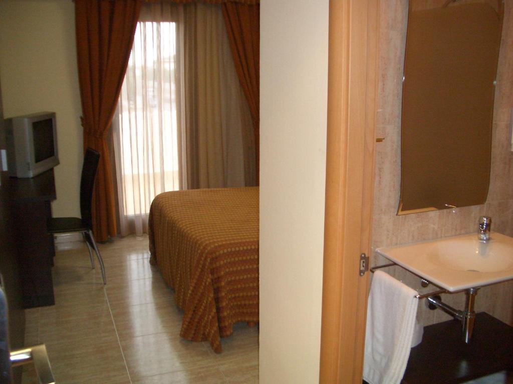 Hotel Pique Gandesa Quarto foto